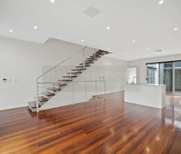 Large 3 bedroom townhouse in a quiet location with car space - Photo 2