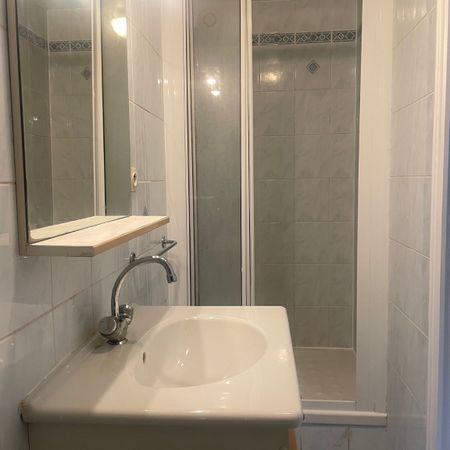 Appartement de type studio/ deux pièces, refait à neuf. - Photo 4