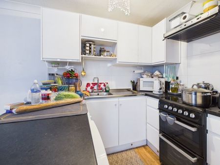 Mountbatten Close, Slough, Berkshire,SL1 - Photo 3