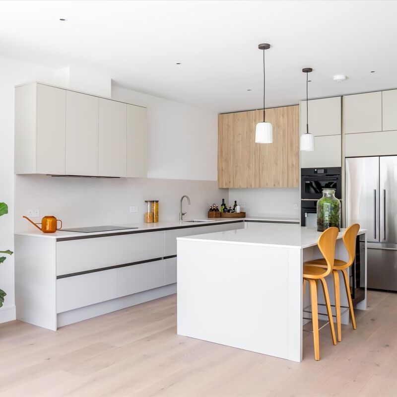 SHORT LET: Elegant newly built residence in a gated setting, offering refined contemporary living, generous spaces, landscaped garden and superb specification throughout. - Photo 1