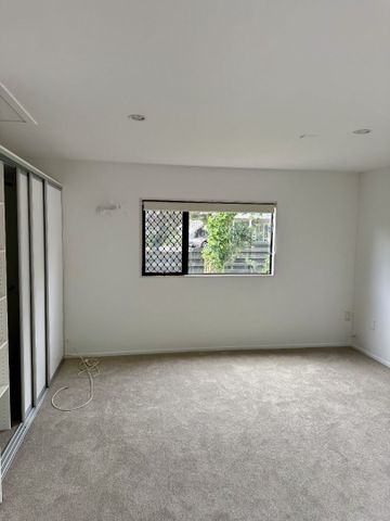 2 Bedroom 2 Bathroom Home - Photo 2
