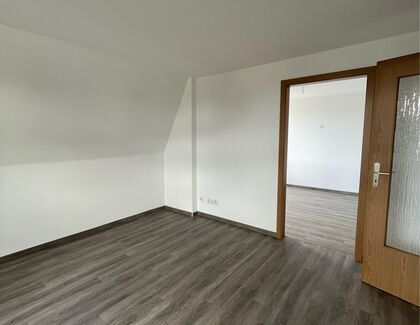 Dachgeschosswohnung in Fraureuth mit Einbauküche - Photo 1
