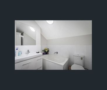 Modern Three Bedroom Townhouse in a Quiet Pocket of Oxley Park! - Photo 2