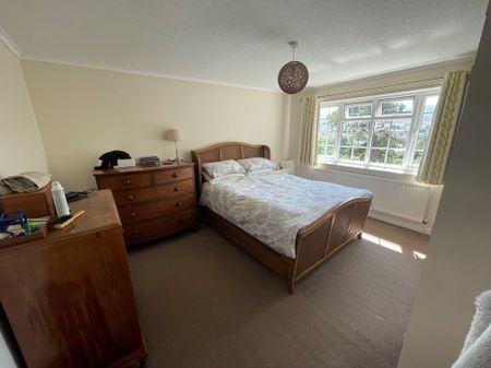 3 bedroom house to rent Long Acre Close, Eastbourne, East Sussex, BN21 - Photo 3