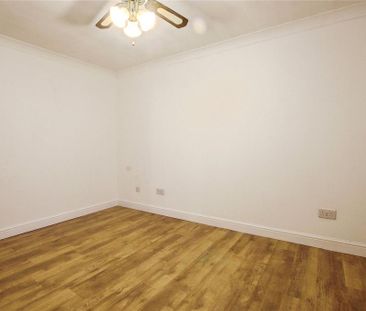 4 bedroom end of terrace house to rent - Photo 1