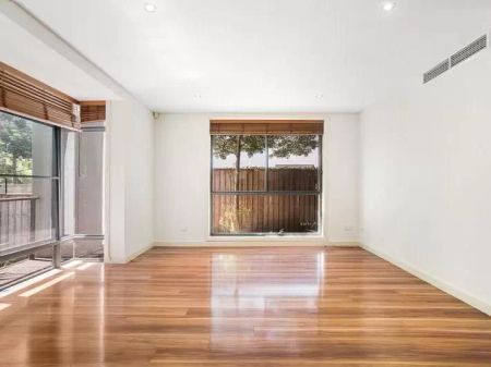 House with 4 bedrooms, 2 bathrooms & parking for 2 cars - Photo 2
