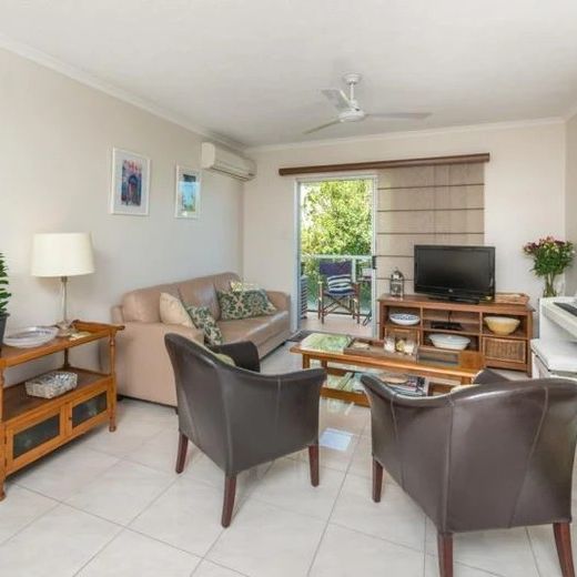 CLAYFIELD GEM - 2 bedroom and a lock up garage! - Photo 1