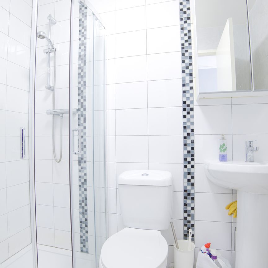 BILLS INCLUDED - Spacious Ensuite Studio in Cheniston Gardens, Kensington, London W8 - Photo 1