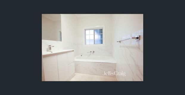 Family Home in Newport! - Photo 1