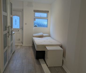 Studio Flat, Elm Close, NW4 - Photo 1