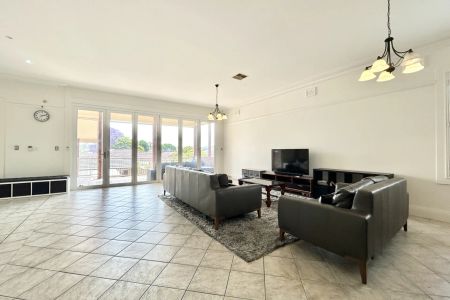 Large luxury family entertainer set on 865sqm - Photo 2