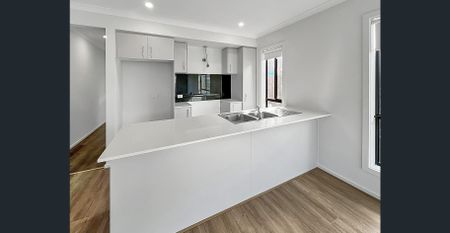 LIKE NEW FAMILY HOME - Photo 3