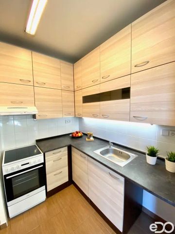 Pronájem bytu 1+kk s balkonem a parkovacím místem - Fotografie 5