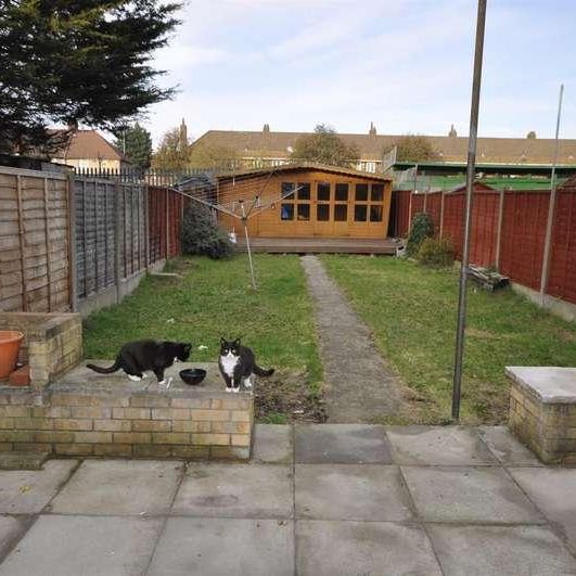 Dorothy Gardens, Dagenham, RM8 - Photo 1