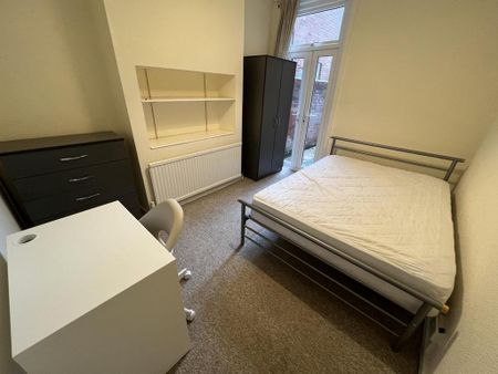 4 bedroom terraced house to rent - Photo 3