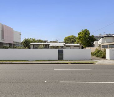 Secure Share Room Accommodation in the Heart of the Gold Coast - Photo 1