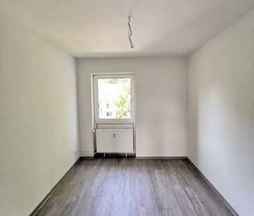 Frisch renovierte 2-Zi.-Whg. mit modernem Bad und Balkon - Photo 1