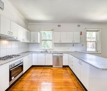 Classic Family Home - Photo 2
