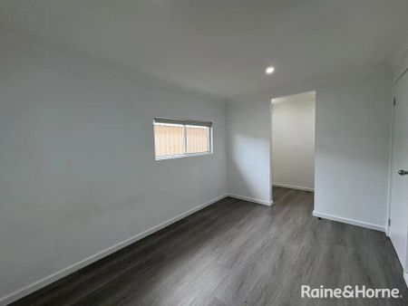 “Charming Minto Family Home with Sparkling Swimming Pool” - Photo 5