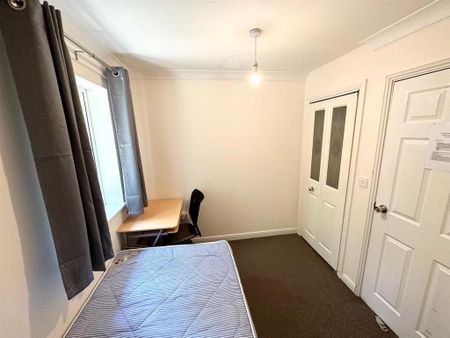 4 bedroom end of terrace house to rent - Photo 5