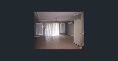 Comfortable 4 Bedroom Living! - Photo 2