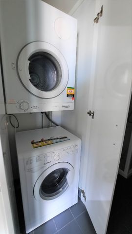 Spacious 2 Bedroom with Balcony - Photo 3