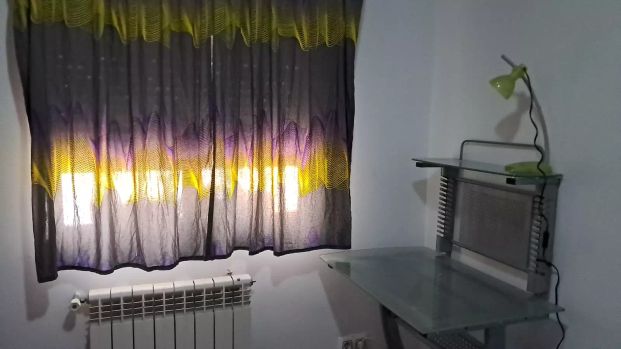 Room in a shared 4-bedroom apartment for rent in Los Cármenes, bills included. - Photo 1
