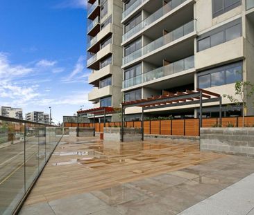 Modern, Spacious & Light Filled Apartment! - Photo 2