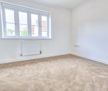 2 Bedroom Mid Terraced House To Rent - Photo 2