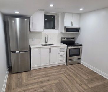 For Lease - 1 Huron Court, Aurora, Ontario - Photo 2