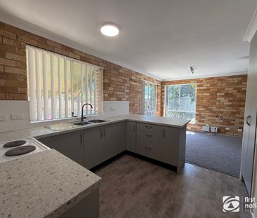Renovated townhouse within walking distance to town - Photo 1