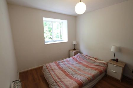 Willowmead Close, Woking, Surrey, GU21 - Photo 3