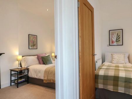 3 bedroom semi-detached house to rent - Photo 5