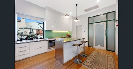 "Generous Studio Apartment in Boutique Block with WIFI Included" - Fully Furnished - Photo 3