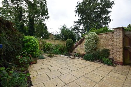 Spacious 1 bedroom chalet style house situated just of Gilbert Road within walking distance of the City centre & with excellent access to Science Park, A14 & M11. GCH. Allocated parking. Unfurnished. - Photo 5