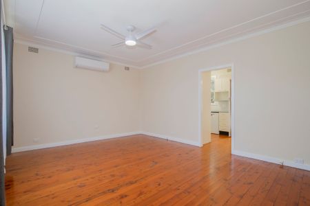 Freshly Painted 3 bedroom with Large Rear Garden - Photo 5