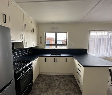 Family Friendly on Ford Avenue - Photo 4