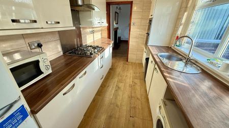 4 bedroom end of terrace house to rent - Photo 3