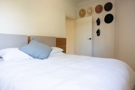 Stylish Art Deco Elegance with Modern Renovation in Prime Elwood Location - Photo 4