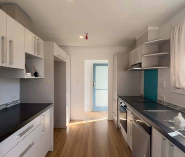 Well Presented Home in Glenview - Photo 3