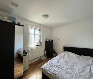 3 bedroom flat to rent - Photo 5