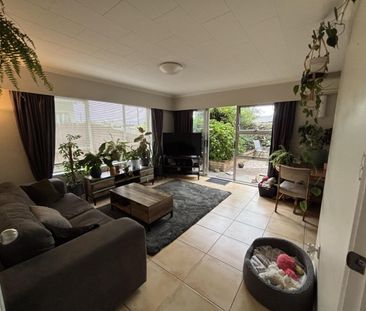 Two bedroom, easy care - Photo 5