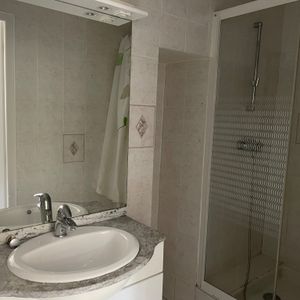 T1 Bis au rez-de-chaussée comprenant: pièce de vie avec cois cuisine, salle d'eau, WC, chambre. cave - Photo 2