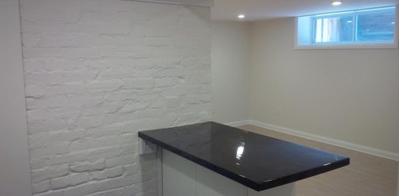 ** COMPLETELY RENOVATED LUXURY ** - Photo 2