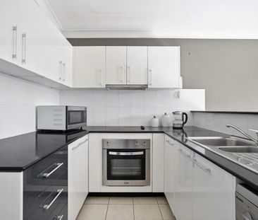 Spacious Townhome with 2 Car Garage - Photo 2