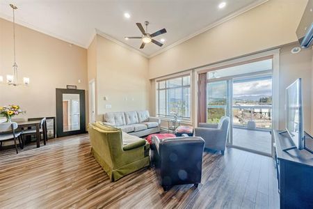 Spacious Top-Floor Unit with Solarium - Photo 2