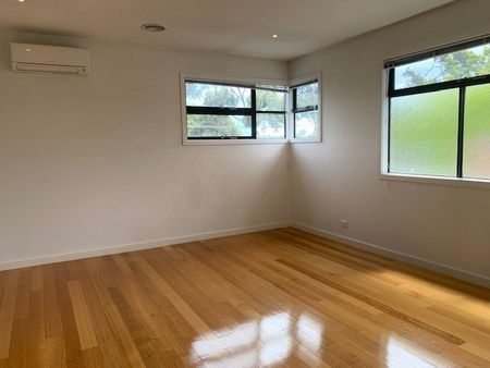 4BR 2 LIVING FAMILY HOME IN PRIME LOCALE! - Photo 3