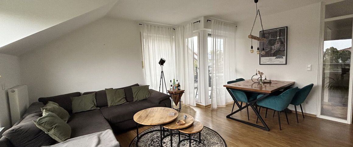 Schicke, lichtdurchflutete Maisonettewohnung mit Balkon! - Photo 1