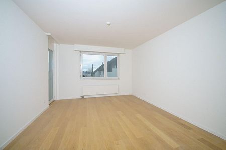 Grosszügige sanierte 5.5-Zimmer-Wohnung mit Kamin und Balkon - Foto 3
