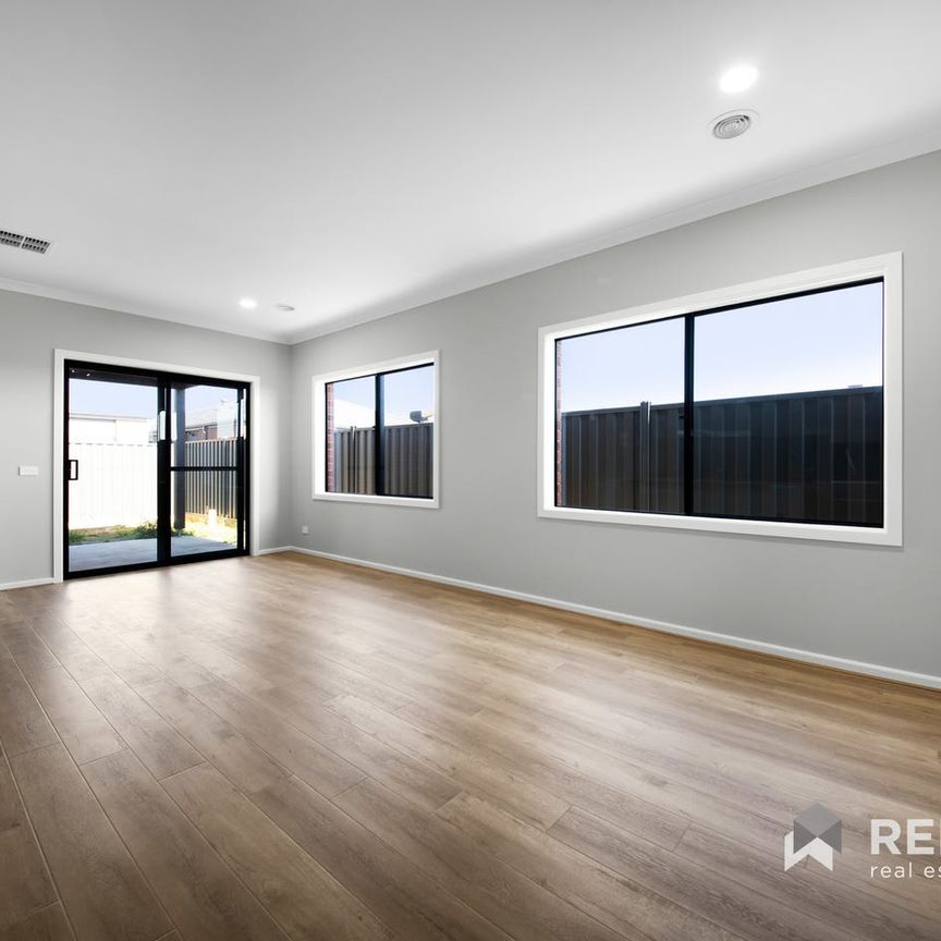 Spacious Family Home! - Photo 1